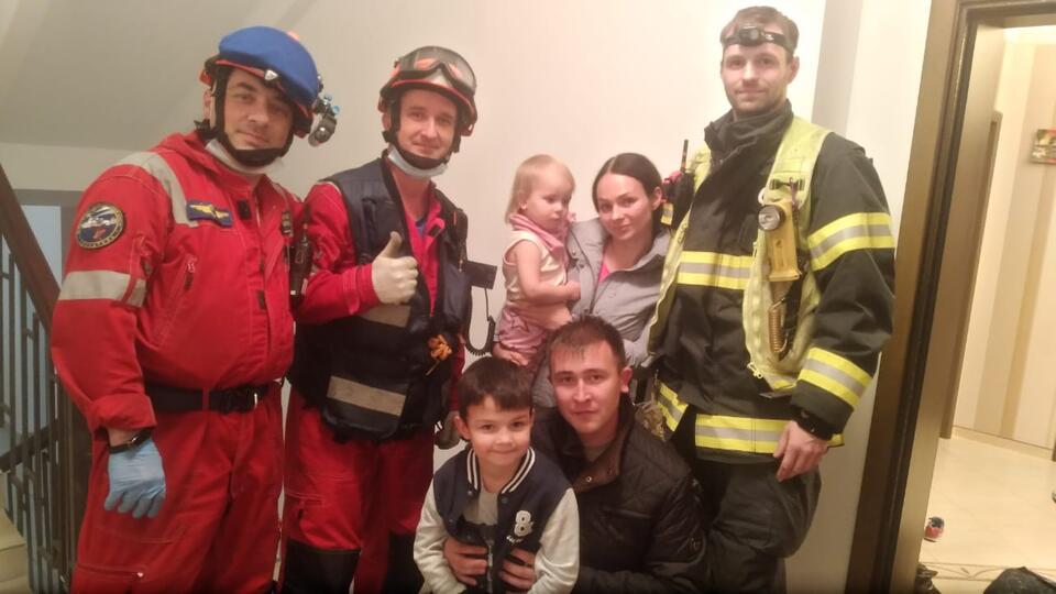 Спасатели взломали дверь из-за запертого в квартире ребенка в Москве