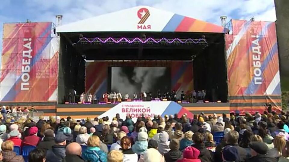 Концерт в честь Дня Победы в Ивангороде собрал на другом берегу жителей Нарвы