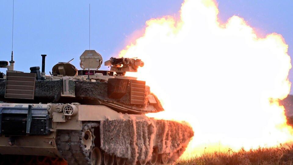 Бойцы спецназа осмотрели подбитый танк Abrams под Авдеевкой