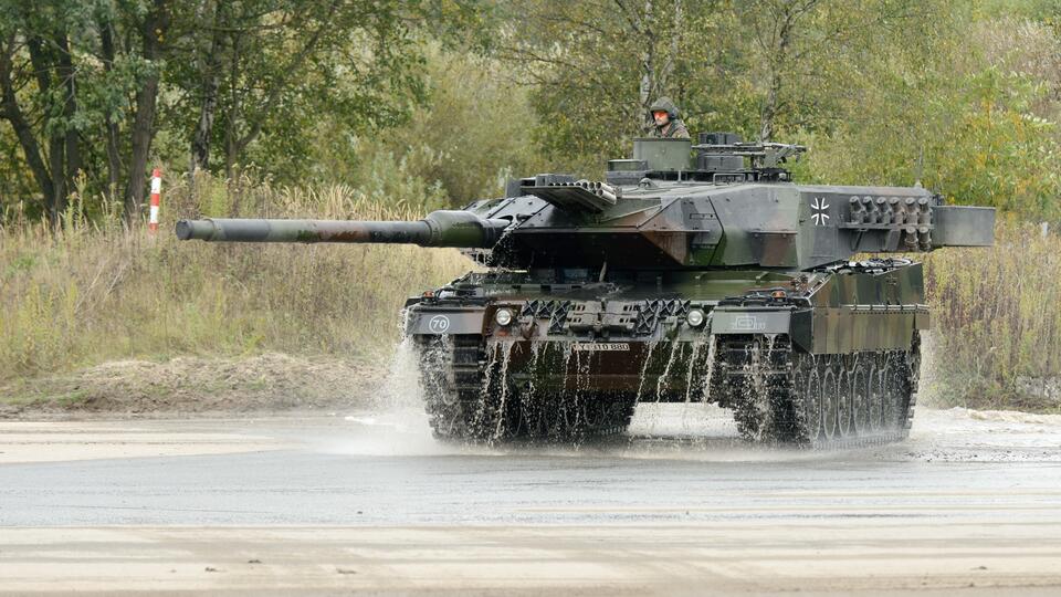 Захарова указала на бесполезность западных танков для Киева