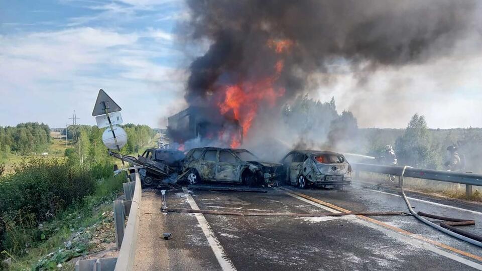 Восемь машин сгорели после ДТП с грузовиком в Вологодской области