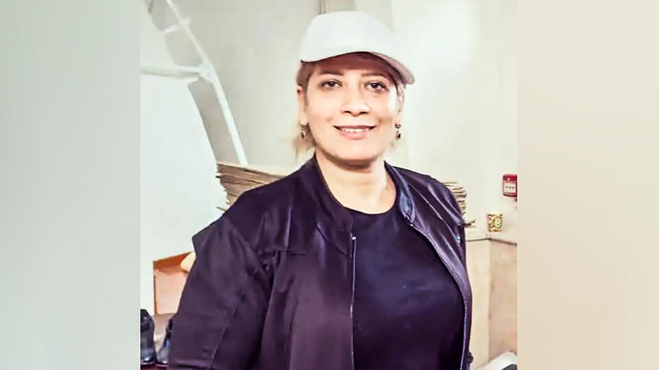 Иранская силачка сдвинула с места 18-тонный самолет. Фото: © Instagram*/Giti Mousavi