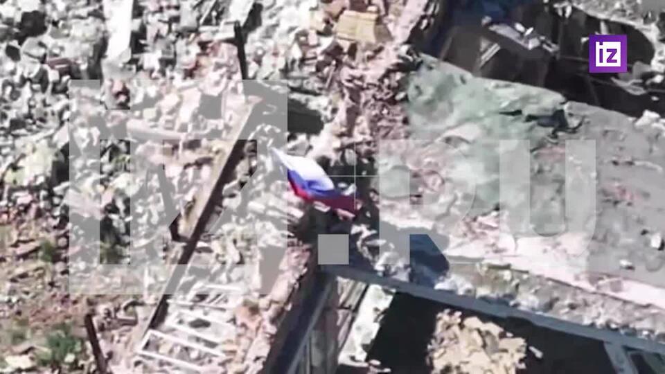 Видео водружения флага России над зданием администрации Урожайного