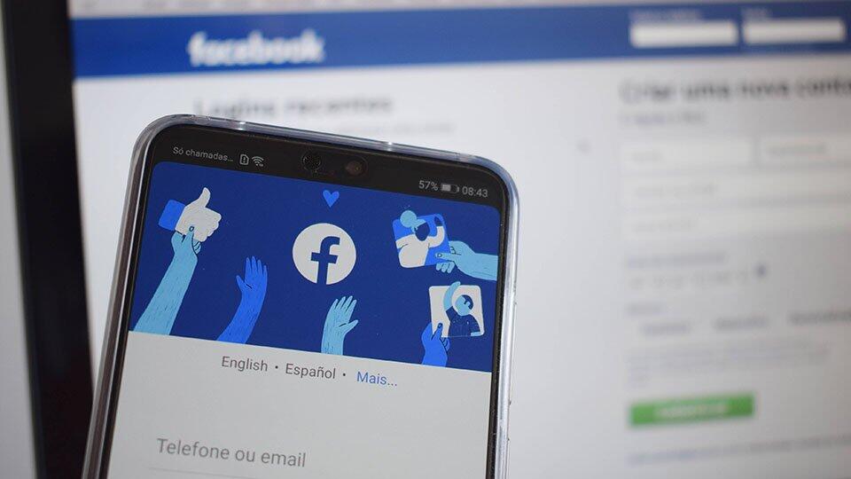 Роскомнадзор требует от Facebook вернуть доступ к статьям ТАСС и РБК