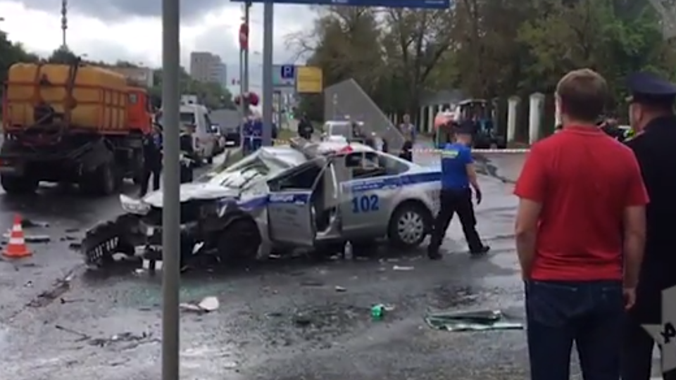 Машина упала на полицейского