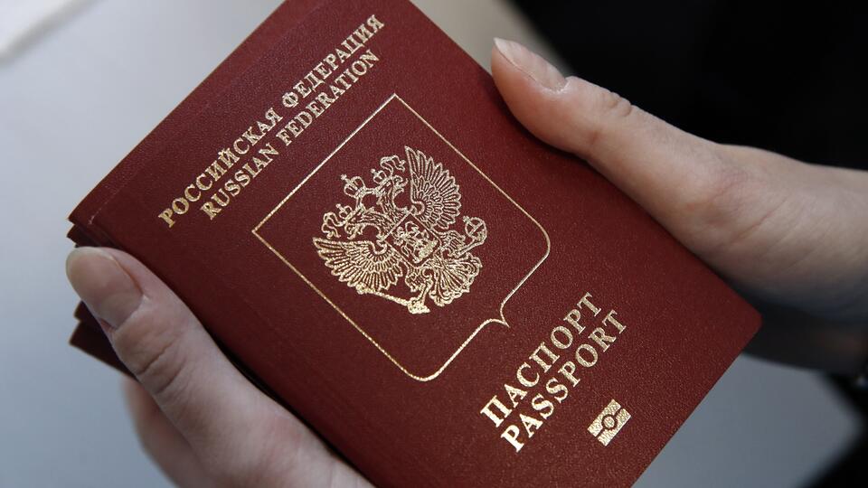 В России предложили забирать загранпаспорта у злостных неплательщиков