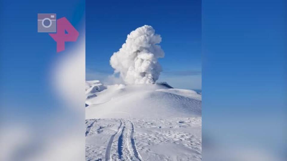 Вулкан Эбеко на Курилах снова начал извергаться