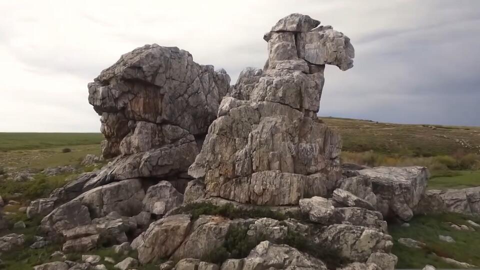 Российский "сфинкс", созданный ветрами в Оренбургской области. Фото: © Кадр из программы "Загадки человечества", РЕН ТВ