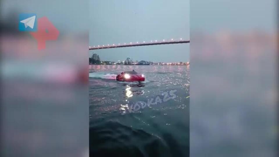 Красная Ferrari плавала по морю у берегов Владивостока