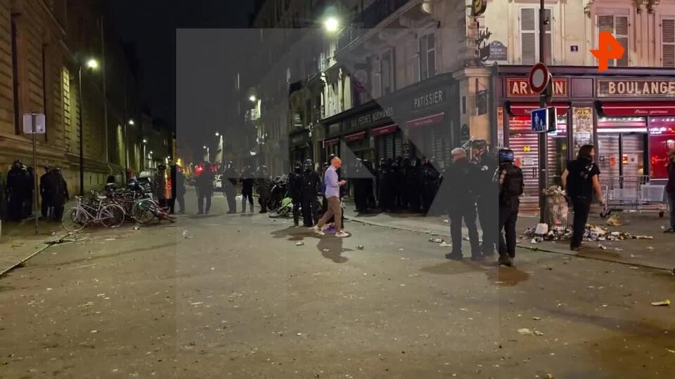 Улицы Парижа оказались усыпаны грудой мусора и битым стеклом после протестов