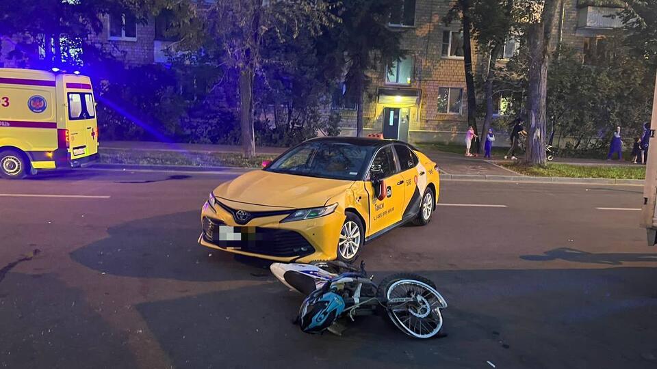 Подросток пострадал в ДТП с мотоциклом и такси в Москве