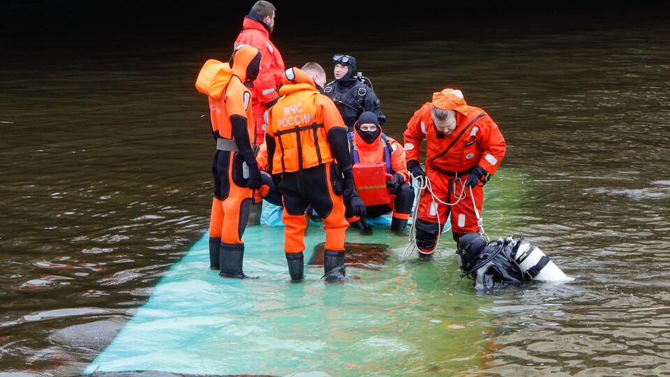 МЧС завершило водолазные спасательные работы у упавшего в Мойку автобуса