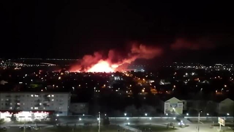 Мощный пожар вспыхнул в частном секторе в Волгограде,
