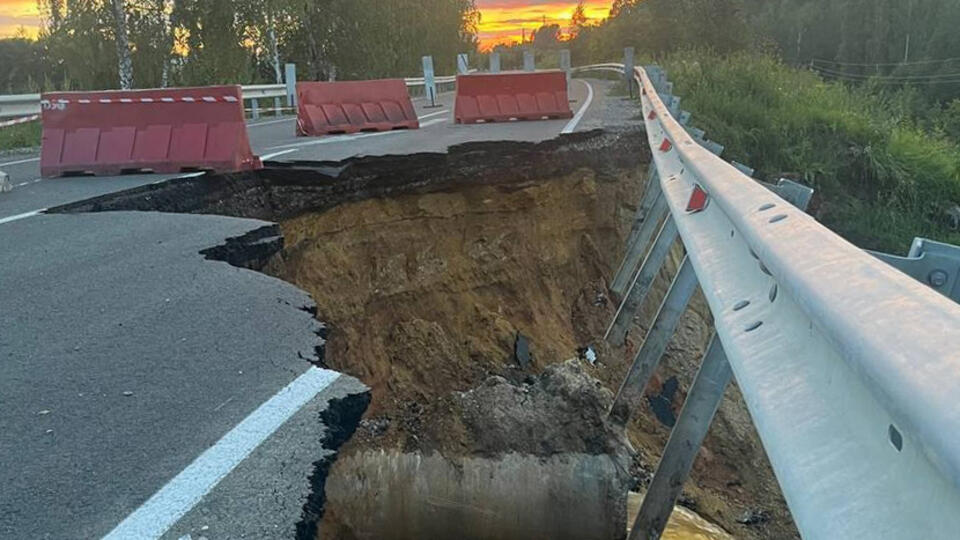 Часть дороги обрушилась в Челябинской области