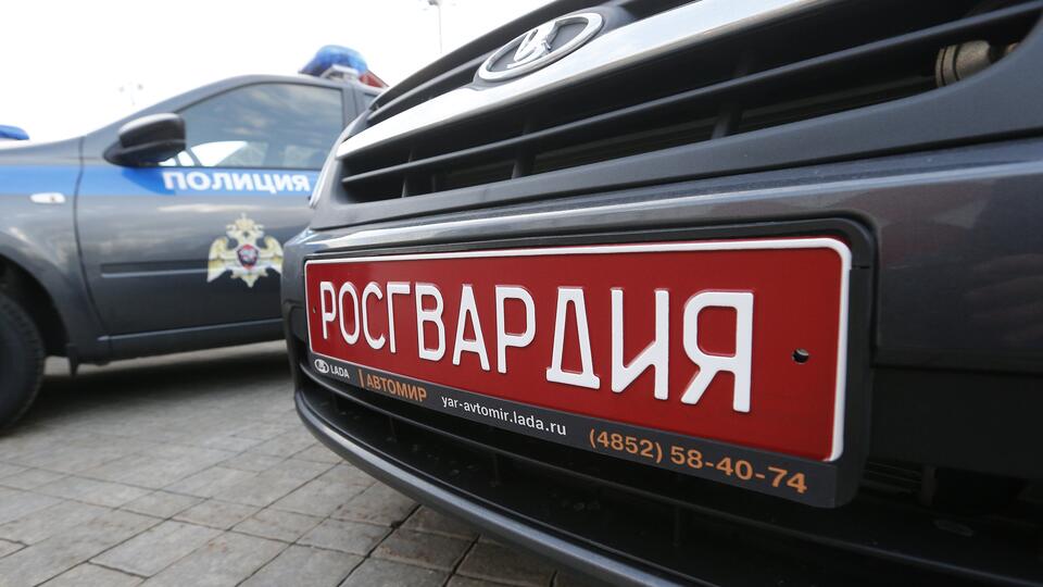 Житель Приморья после угроз убить девушку спрятался в диване