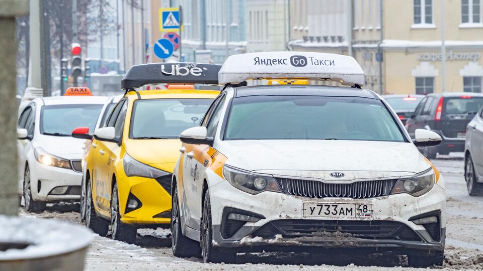 В Госдуме высказались за ужесточение правил приема таксистов на работу