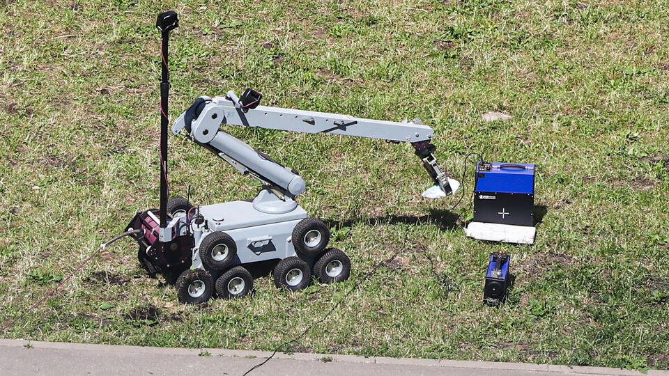 Робот саперов ФСБ проверит внедорожник, взорвавшийся на парковке в Москве