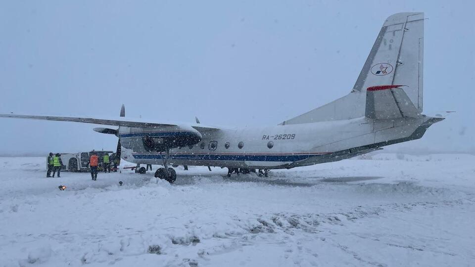 Самолет Ан-26 выкатился за пределы ВПП в Петропавловске-Камчатском