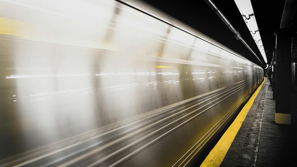 Девушка лишилась ног после ссоры с возлюбленным в метро Нью-Йорка
