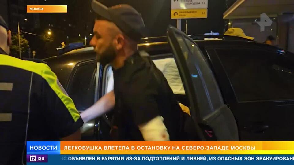 Легковушка влетела в остановку после ДТП с другим авто в Москве