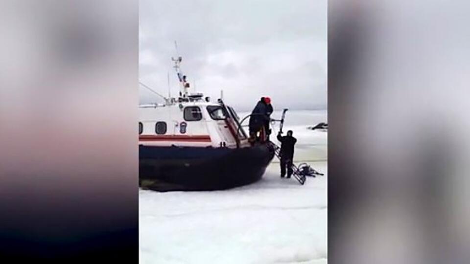 С дрейфовавшей льдины в Финском заливе спасли 15 рыбаков