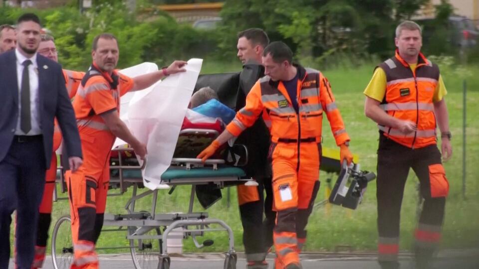 Врачи доставляют раненого премьера Фицо в больницу