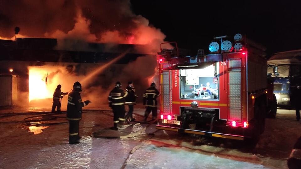 Локализован крупный пожар на складе со спортоборудованием в Талдоме