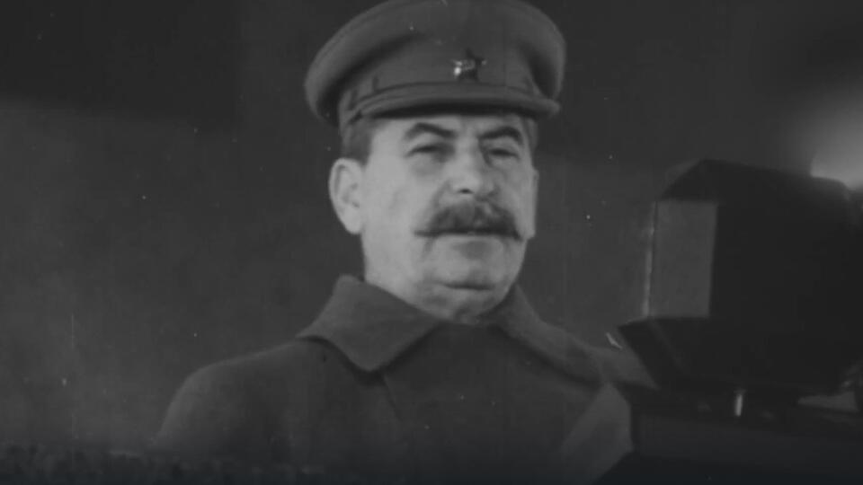 Поднятие боевого духа и постановочное выступление Сталина. Фото: © Скриншот видео