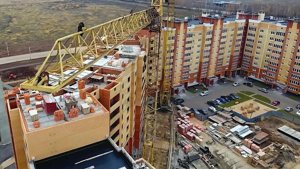 Почему дома не строят из пластика. Фото: © Кадр из программы "Знаете ли вы, что?", РЕН ТВ