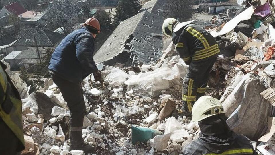 Тело мужчины достали из-под завалов дома в Лисичанске после удара ВСУ