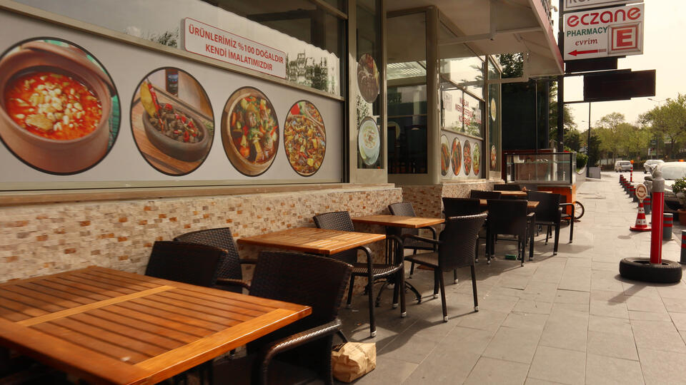 В ресторанах Турции начали вводить скидки из-за отсутствия клиентов в пик сезона