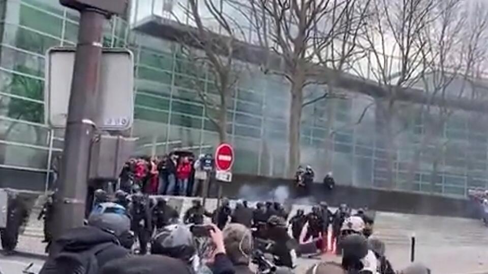 Полицейские избили школьников на протесте во Франции