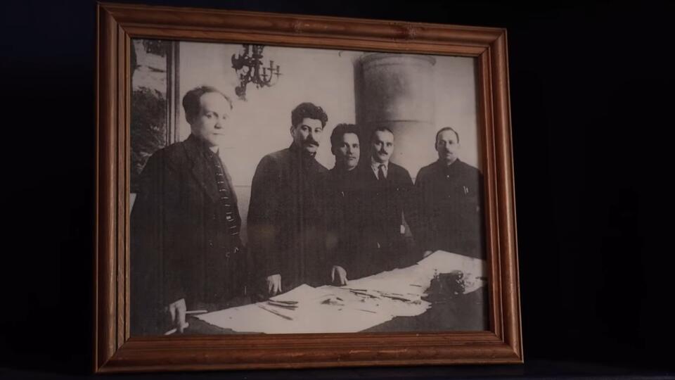 Антон Комаров и причина его пропажи с фотографии. Фото: © Кадр из программы "Загадки человечества", РЕН ТВ