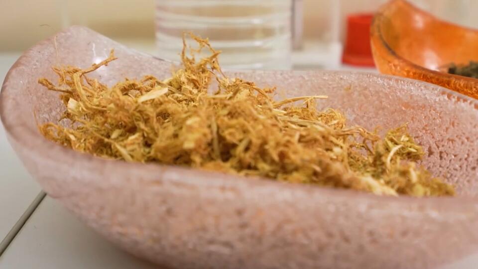 Ученые из Твери стали "самогонщиками", чтобы получить топливо из борщевика. Фото: © Кадр из программы "Наука и техника", РЕН ТВ