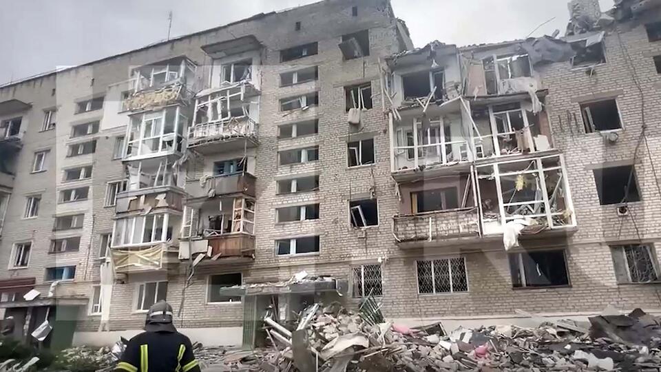 Кадры последствий удара боевиков ВСУ по пятиэтажке в Токмаке
