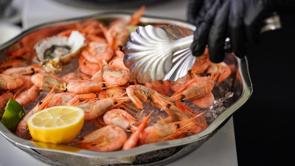 Почему не стоит налегать на морепродукты и мясо в отпуске. Фото: © ИЗВЕСТИЯ/Сергей Лантюхов