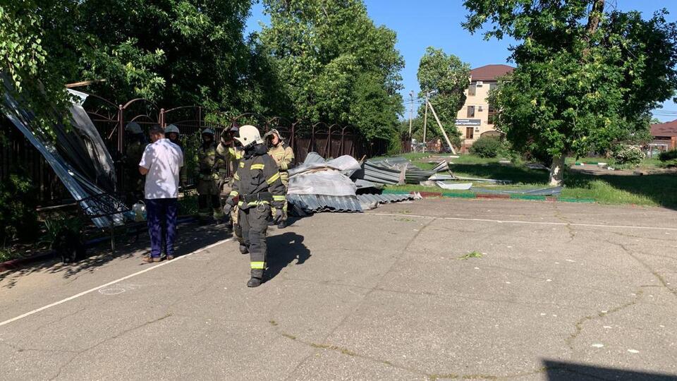 В Краснодаре 11 детей пострадали при срыве крыши школы ветром перед линейкой