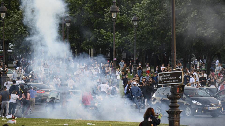 Полицейские применили слезоточивый газ против митингующих во Франции