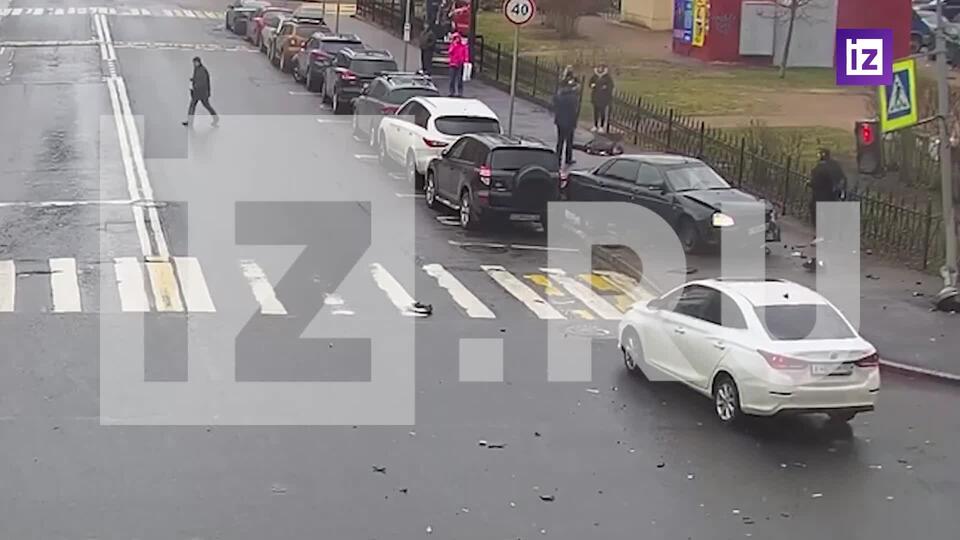 Водитель Lada Priora вылетел из машины при ДТП в Санкт-Петербурге