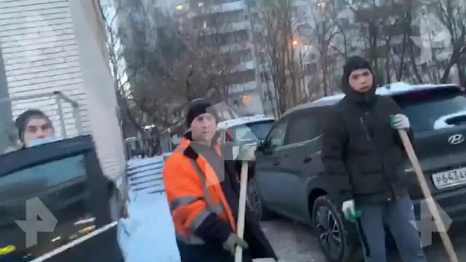 Дорожные рабочие положили асфальт на снег в Москве