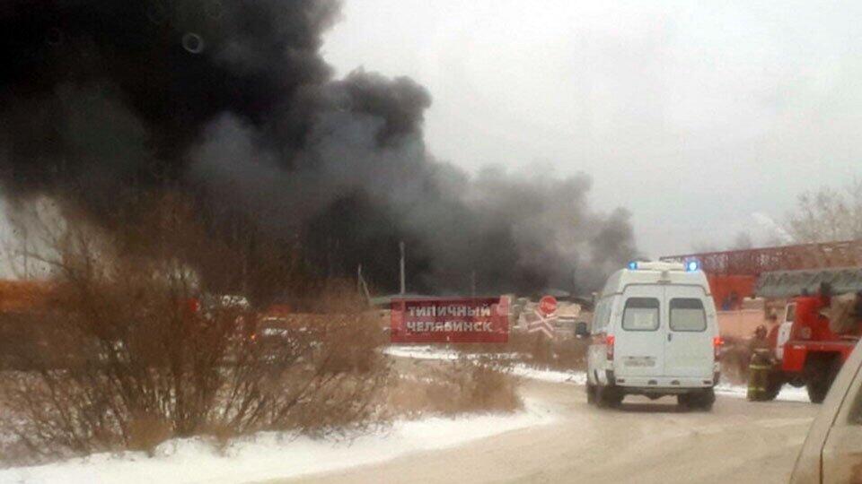 Один человек погиб, двое ранены при взрыве и пожаре в Челябинске