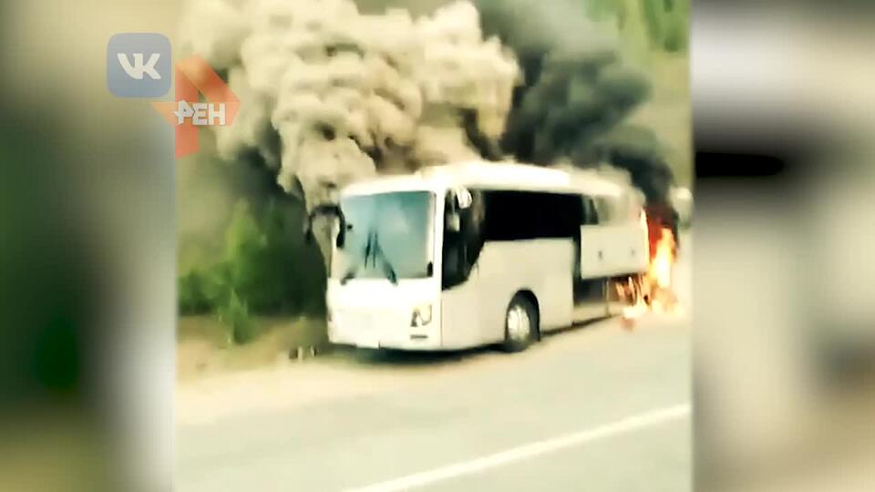 Автобус с 43 туристами в салоне загорелся на трассе в Башкирии