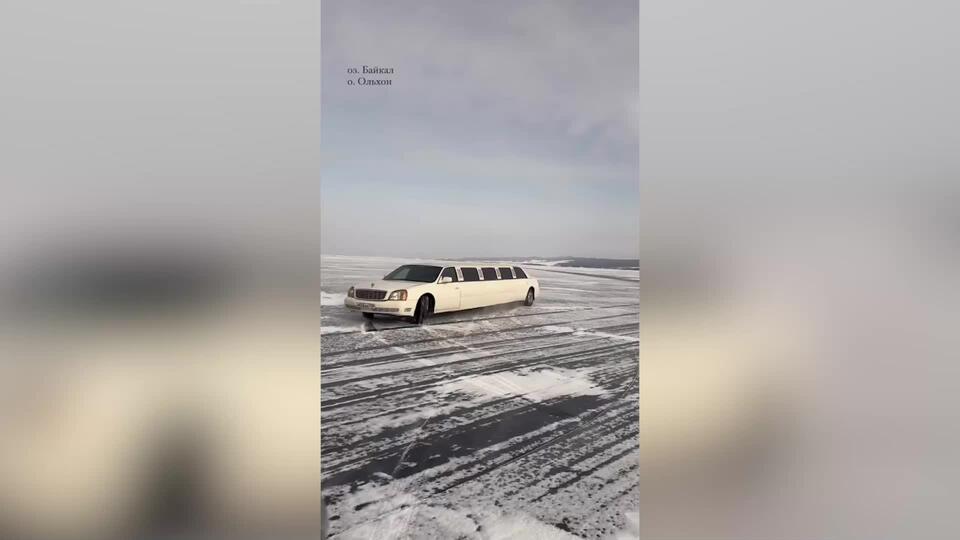 Кадры поездки экс-мэра Иркутска на лимузине по замерзшему озеру Байкал