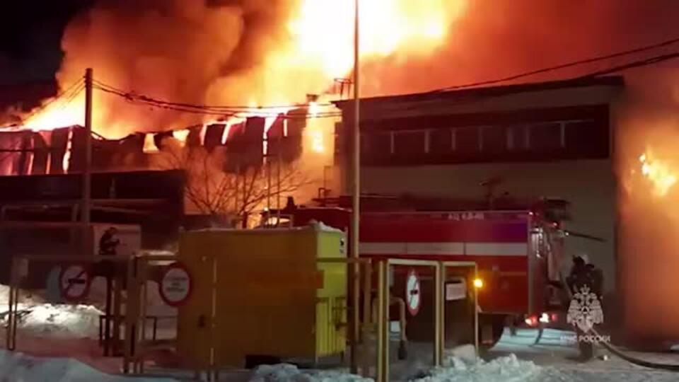 Пожар охватил автосервис в Хабаровске