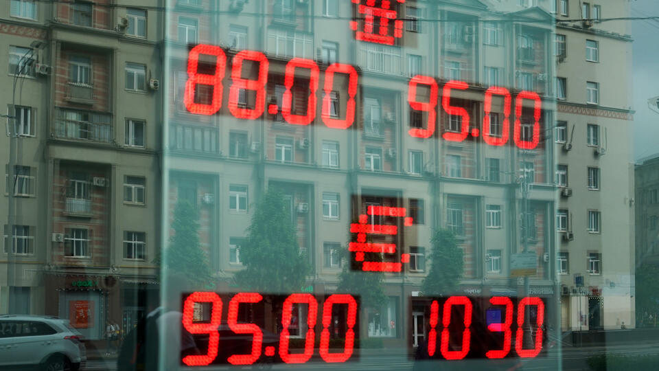 ЦБ впервые установил курсы доллара и евро после санкций на Мосбиржу