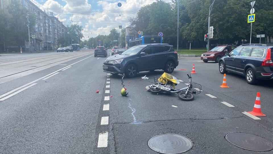 Велокурьер в Москве проехал на красный свет и попал под колеса авто