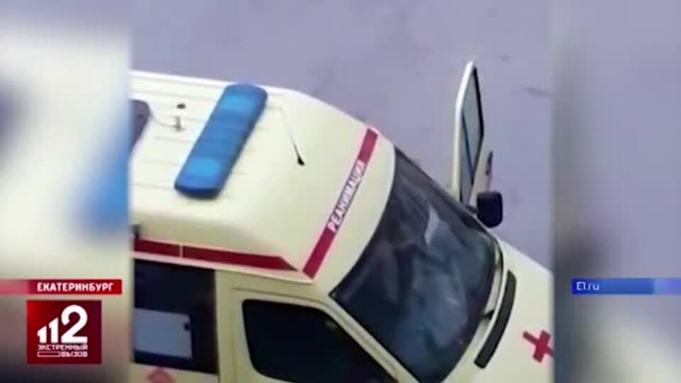 В Екатеринбурге мужчина напал на автомобиль скорой