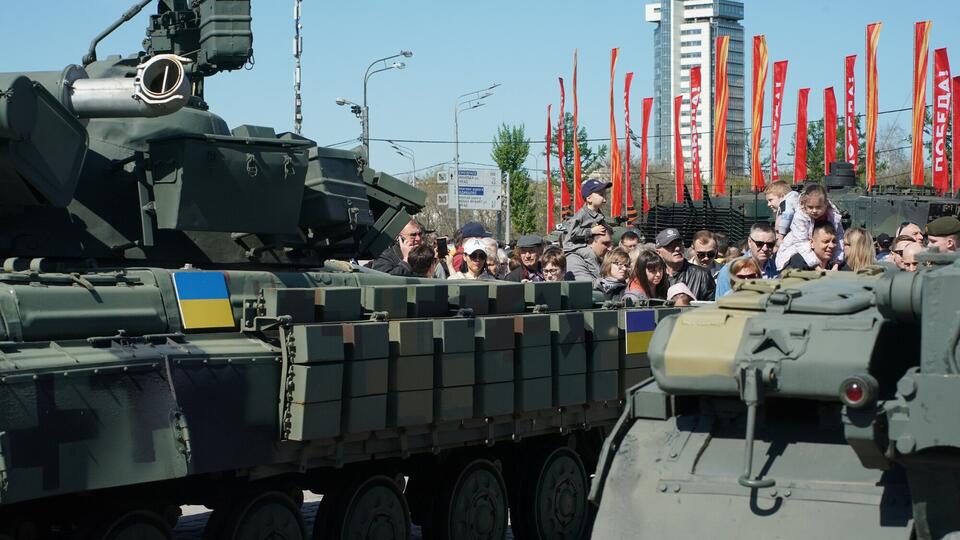 Тысячи человек посетили выставку трофейной техники НАТО в Москве 9 Мая