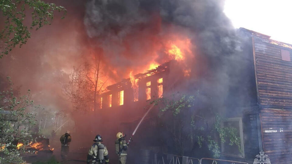 Три человека погибли в сгоревшем бараке в Тынде