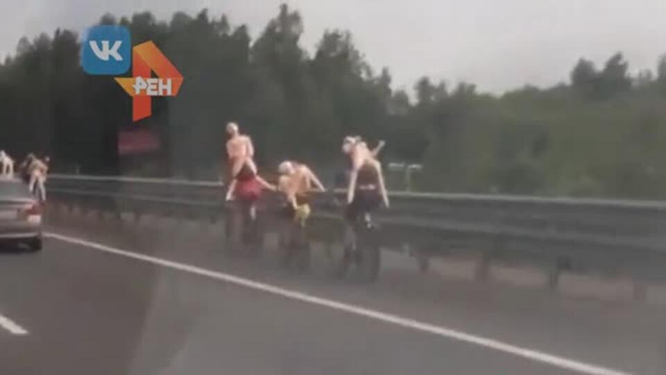В Ленобласти водителей удивил велопробег с резиновыми женщинами